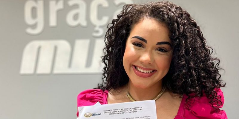 Catarina Santos renova contrato com a Graça Music e conta experiência de Deus nesse novo tempo